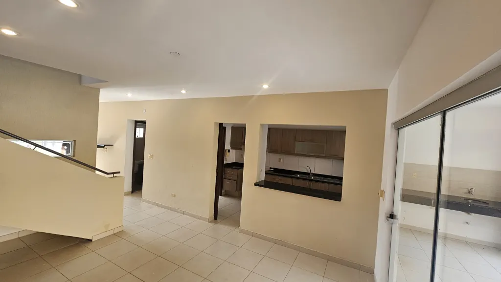 Hermosa casa de dos plantas, ideal para familia, con espacios amplios, excelente distribuc — foto 3