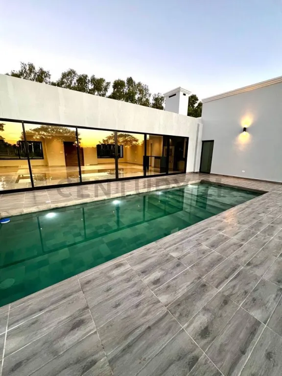 US$ 490.000 RESIDENCIA EXCLUSIVA - ESTILO MINIMALISTA EN EL CONDOMINIO SURUBII (EN POZO) — foto 3