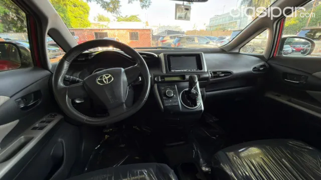 Toyota Wish 2011 — foto 4