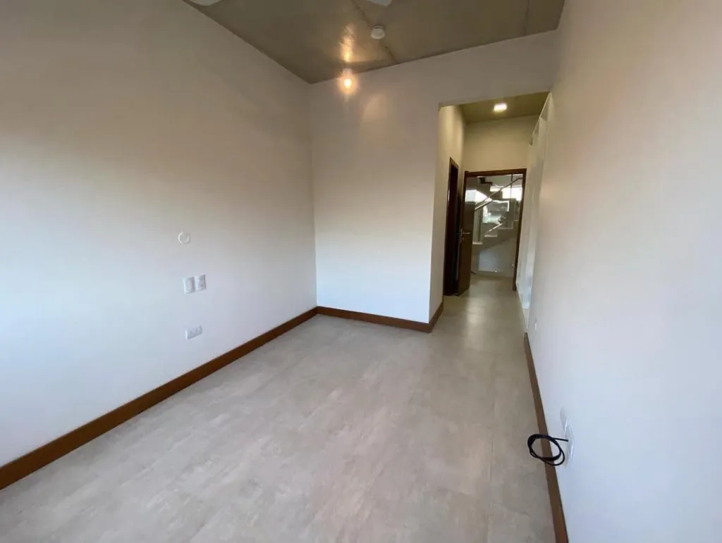 ALQUILO TRIPLEX DE 2 DORMITORIOS EN SUITE EN BO. MBURUCUYA — foto 3