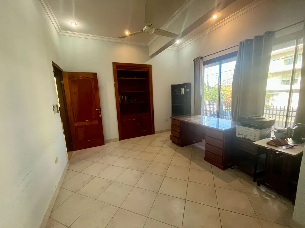 Alquilo Imponente Residencia para Oficina o Vivienda en Barrio Villa Aurelia La casa esta — foto 3