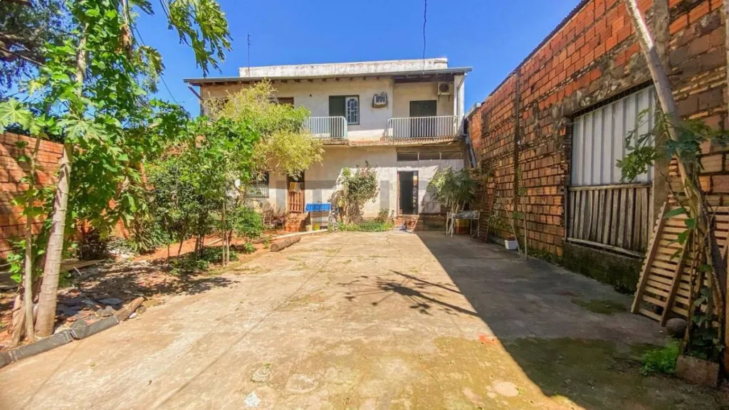 G 650.000.000 EN VENTA AMPLIA CASA A REFACCIONAR CON IMPORTANTE FACHADA — foto 3