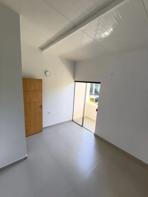 VENDO AMPLIA CASA EN MARIANO ROQUE ALONSO — foto 2