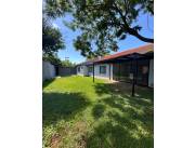 CASA EN VENTA en Barrio Kennedy | Piscina, 3 dormitorios y amplio jardín