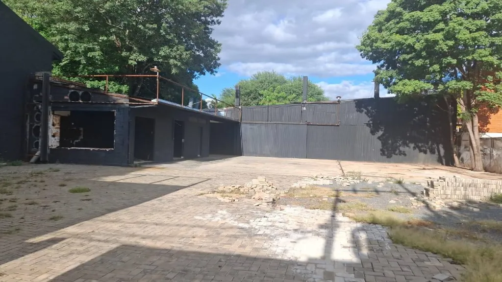 SHOWROOM CON OFICINAS Y DEPÓSITO EN LOS LAURELES - MULTIPLAZA — foto 2