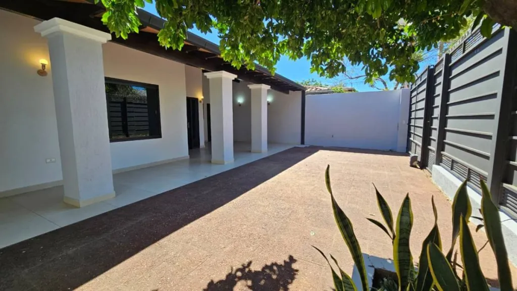 VENDO HERMOSA CASA 2 DORMITORIOS EN FERNANDO DE LA MORA ZONA SUR — foto 2