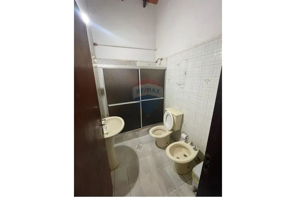 VENDO CASA DE CALLE A CALLE EL MEJOR BARRIO DE SAN LORENZO TE ESPERA! Esta propiedad de c — foto 3