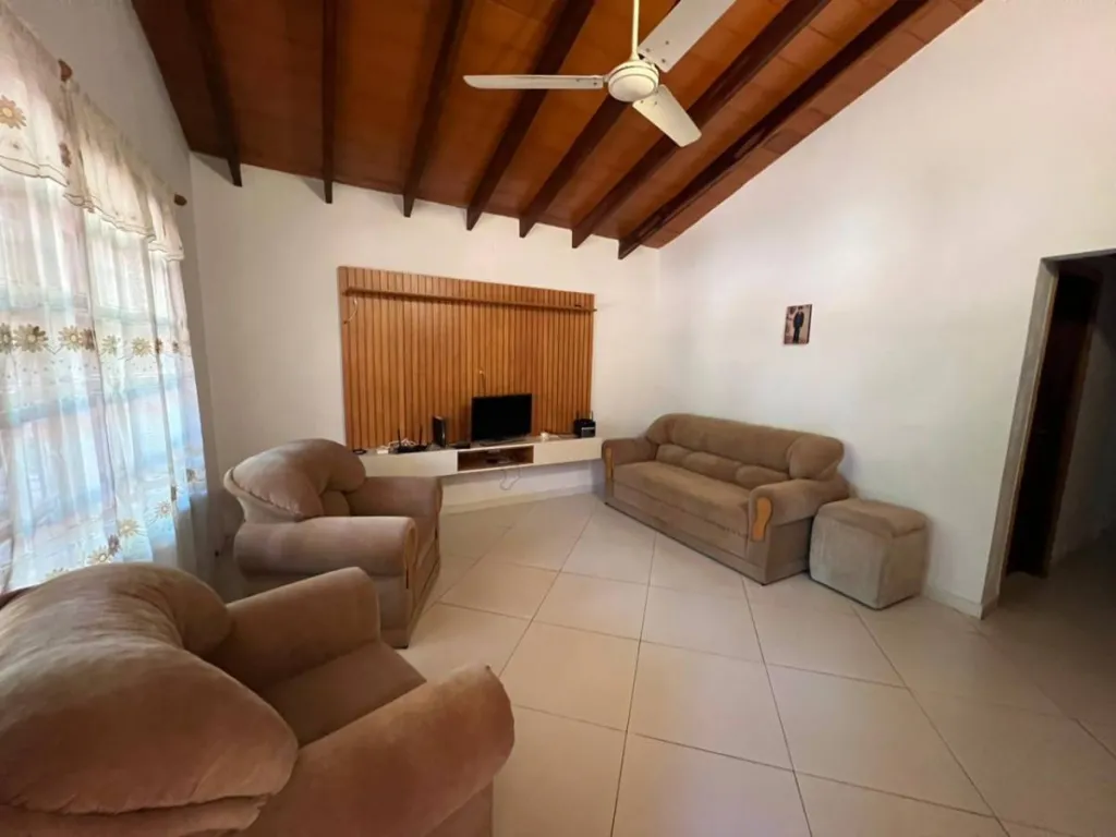 VENDO LINDA CASA DE 3 DORMITORIOS EN ISLA BOGADO, LUQUE. IDEAL PARA RENOVAR — foto 3