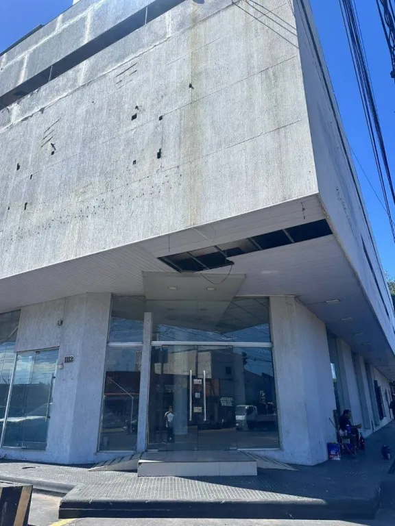 ALQUILO LOCAL COMERCIAL EN ESQUINA CON OFICINAS FDO DE LA MORA — foto 3