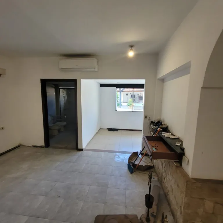 VENDO RESIDENCIA DE 2 PLANTAS EN BARRIO YKUA SATI-ASUNCION. — foto 3