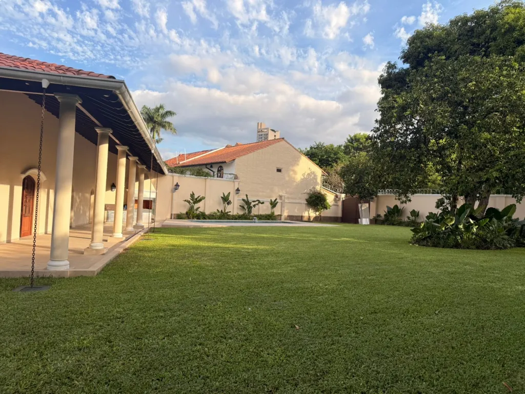 Se alquila amplia casa colonial en Ykua Sati — foto 2