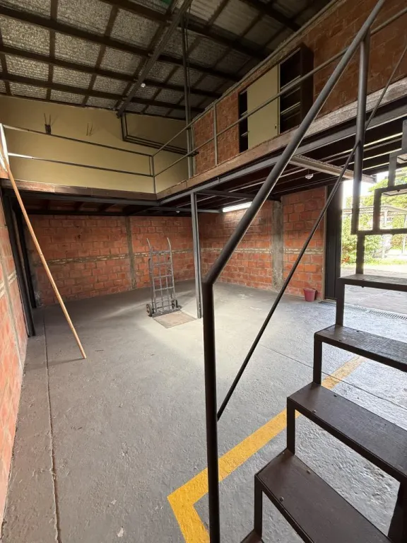 UBICACIÓN ESTRATÉGICA EN LAMBARÉ. VENDO LOCAL CON OFICINAS Y DEPÓSITOS. — foto 3