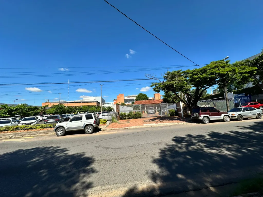 En alquiler amplia casa en Los Laureles - Asunción — foto 2
