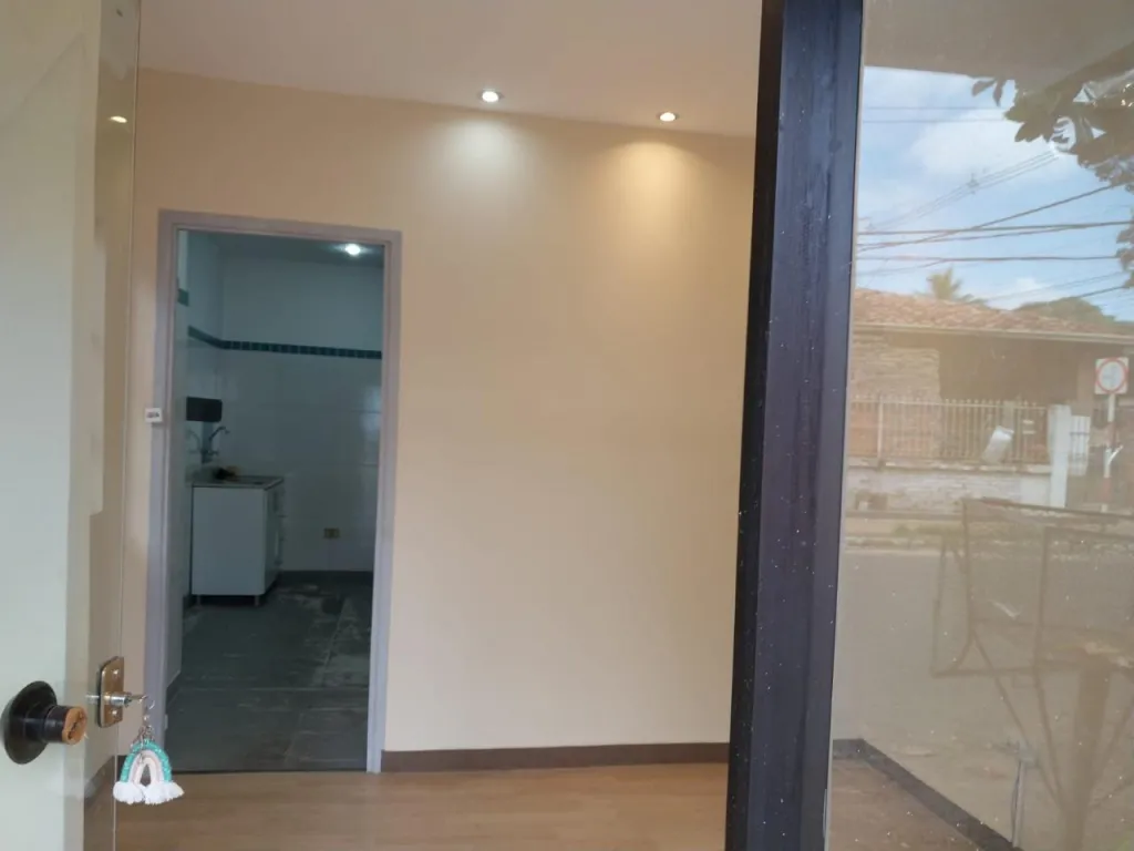ALQUILO SALÓN. EXCELENTE UBICACIÓN. — foto 3