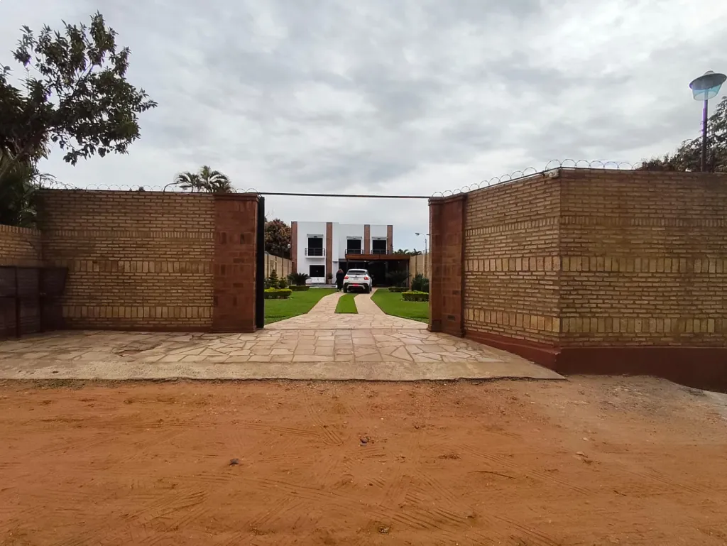 VENDO CASA CON PISCINA, LIMPIO- AV ELIZARDO AQUINO — foto 2