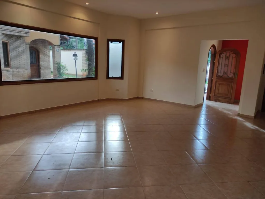 AMPLIÓ DUPLEX CERCA DEL SHOPPING DEL SOL — foto 2