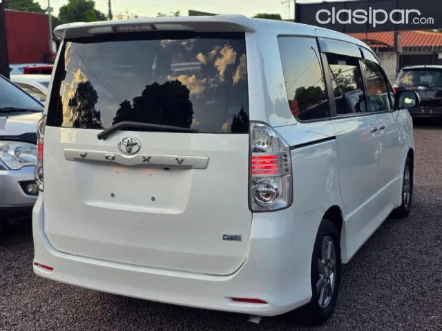 Toyota Voxy 2009 - foto 2