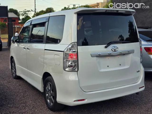 Toyota Voxy 2009 — foto 3