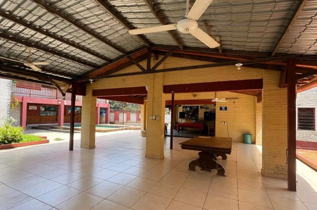 VENDO AMPLIA PROPIEDAD EN LAMBARÉ — foto 2