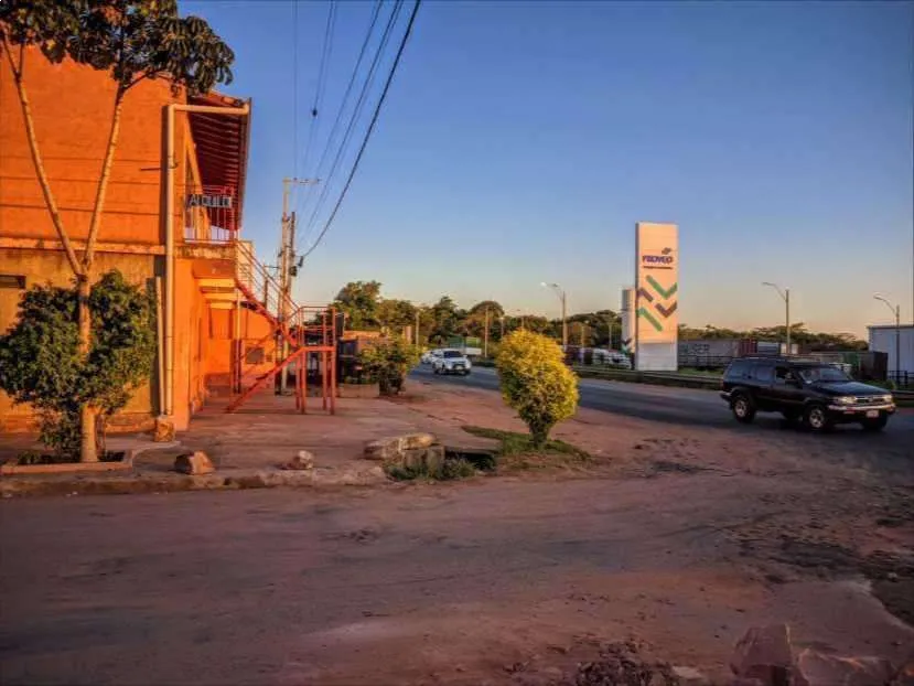 Salones y casas comerciales sobre Acceso Sur frente a Parque Proveo — Foto 2