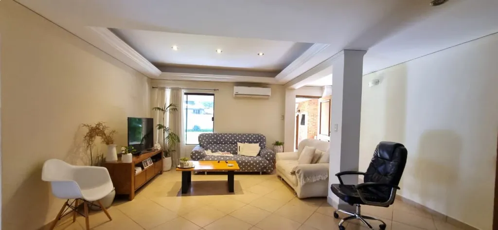 Casa con 4 Dormitorios y amplio patio en Lambaré — foto 3