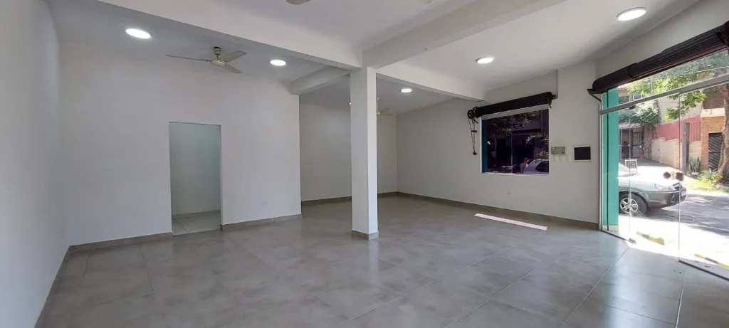 ALQUILO SALON COMERCIAL EN ESQUINA — foto 2