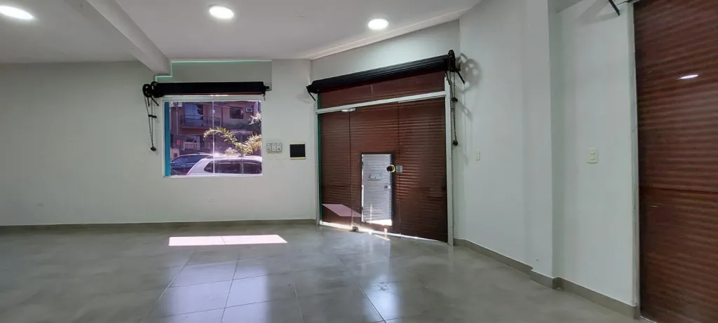 ALQUILO SALON COMERCIAL EN ESQUINA — foto 3