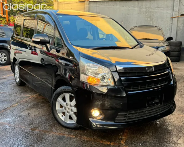 Toyota Noah 2009 - foto 2