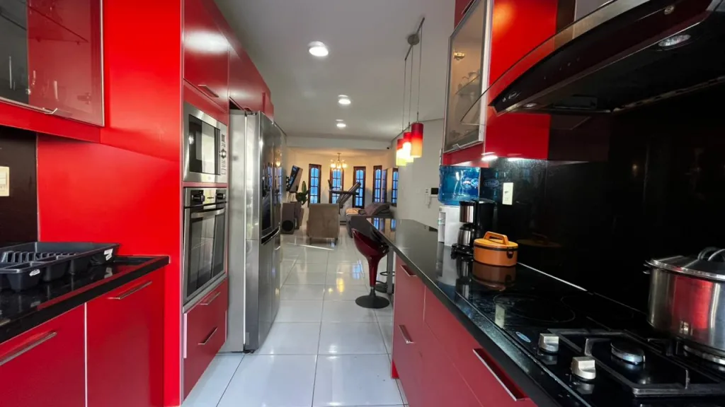 EN ALQUILER CASA AMOBLADA EN BARRIO CERRADO FRENTE AL AEROPUERTO — foto 2