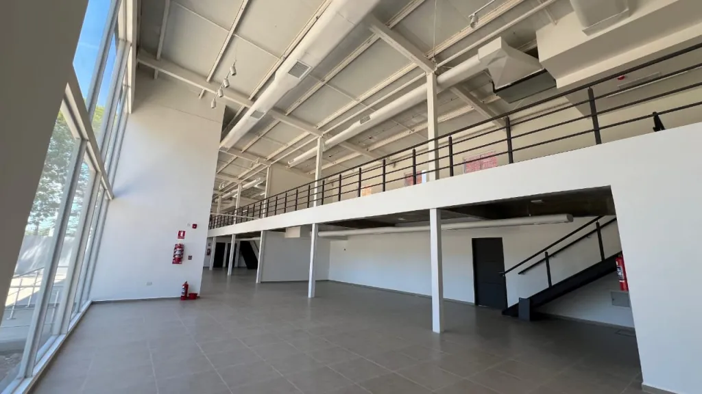 PROX. SALEMMA, SAN LORENZO: 435 M2 DESPOSITOS + OFICINAS TIPO SHOWROOM, S RUTA. — фото 3