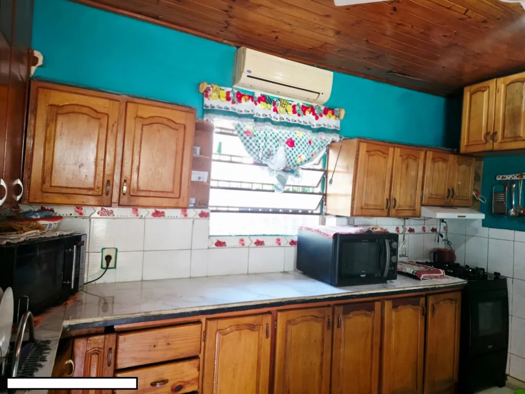VENDO CASA EN EL BARRIO SAN PEDRO DE ENCARNACIÓN: 6 habitaciones y 5 baños — foto 3