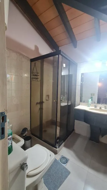Vendo Casa en Barrio Las Lomas – Amplio Terreno frente a Plaza — foto 3