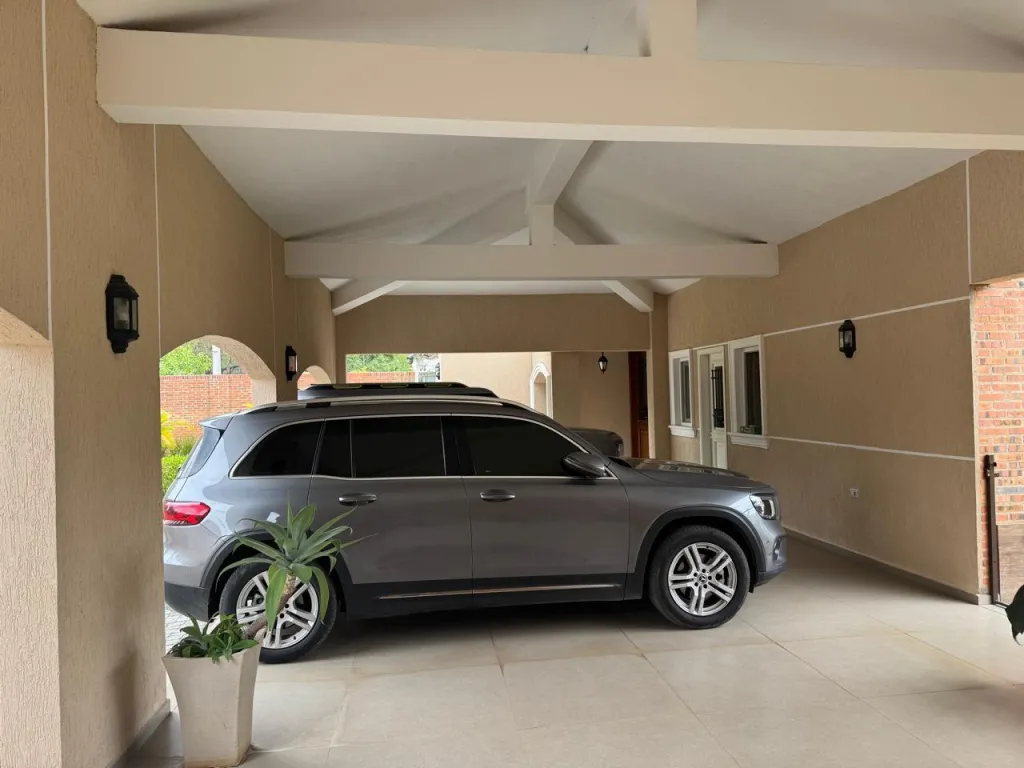 SURUBIÍ: LUJOSA RESIDENCIA FAMILIAR, 3 SUITES, ALTAMENTE EQUIPADA, SEGURIDAD, GRAN JARDÍN. — foto 3