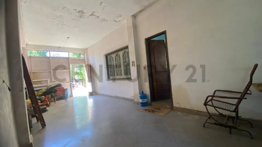 EN VENTA AMPLIA CASA A REFACCIONAR CON IMPORTANTE FACHADA — foto 2