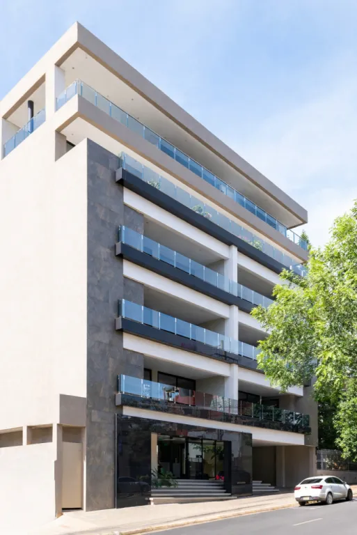 Departamento a estrenar en ALQUILER! Amplio y moderno en pleno centro de Encarnación — foto 2