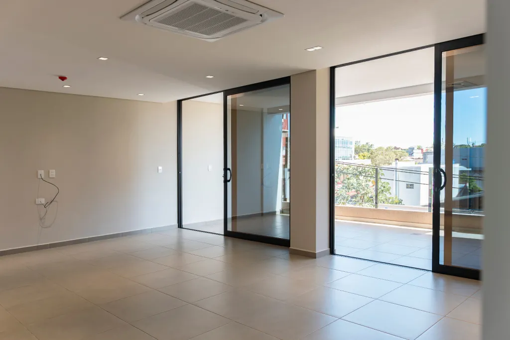 Departamento a estrenar en ALQUILER! Amplio y moderno en pleno centro de Encarnación — foto 3