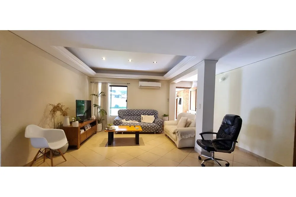 VENDO AMPLIA CASA EN LAMBARÉ BARRIO KENNEDY!! — foto 3
