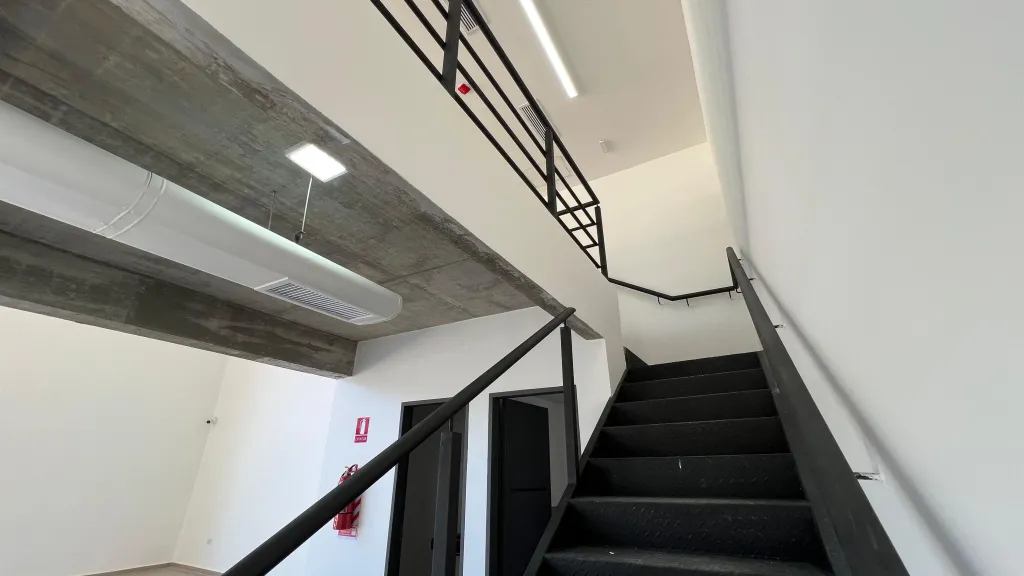 Alquilo Showroom y Oficinas de 435 m2 con Depósitos de 2.000 m2 - LST8055465 — foto 2