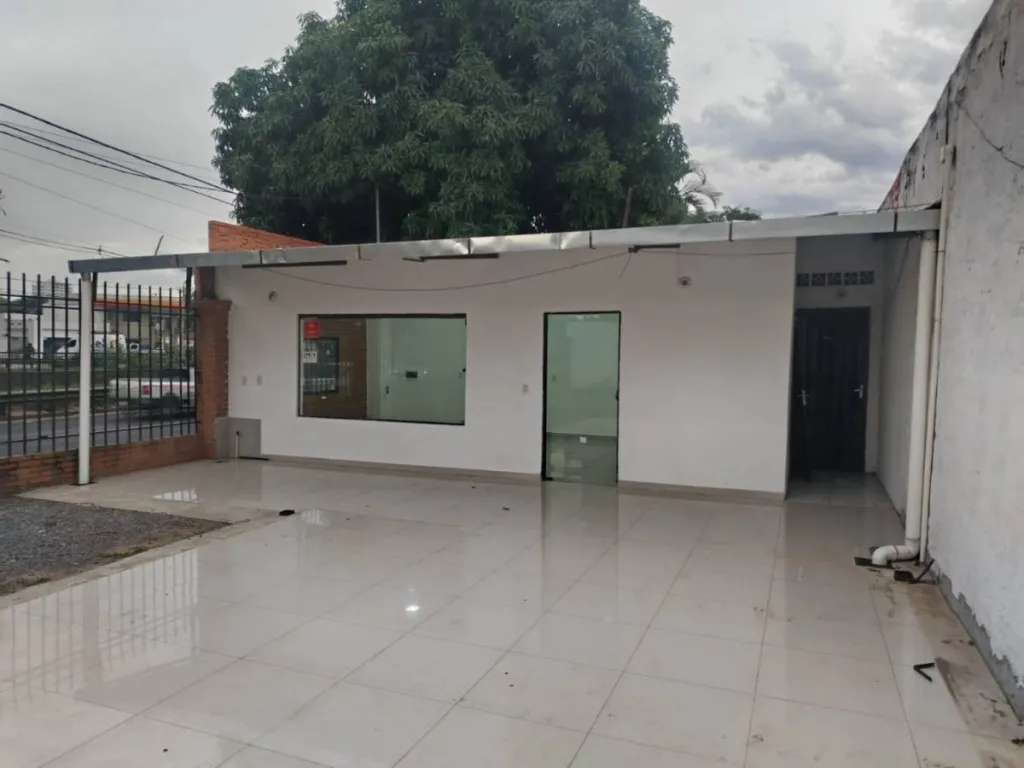 ALQUILO LOCAL COMERCIAL SOBRE AVDA MADAME LYNCH ASUNCION — Foto 3