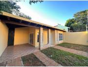 VENDO AMPLIA CASA DE 4 DORMITORIOS EN BARRIO OBRERO, LISTA PARA MUDARTE Y DISFRUTAR