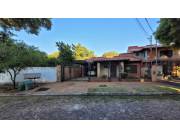 En venta casa en Barrio Mbocayaty - Asunción