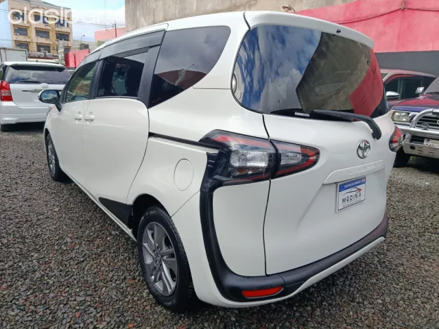 Toyota Sienta 2015 — foto 2