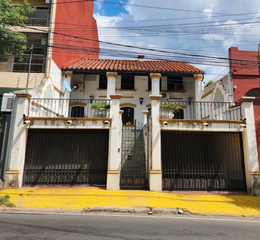 VENDO CASA DE ESTILO COLONIAL MEDITERRÁNEO EN BARRIO CIUDAD NUEVA — foto 2