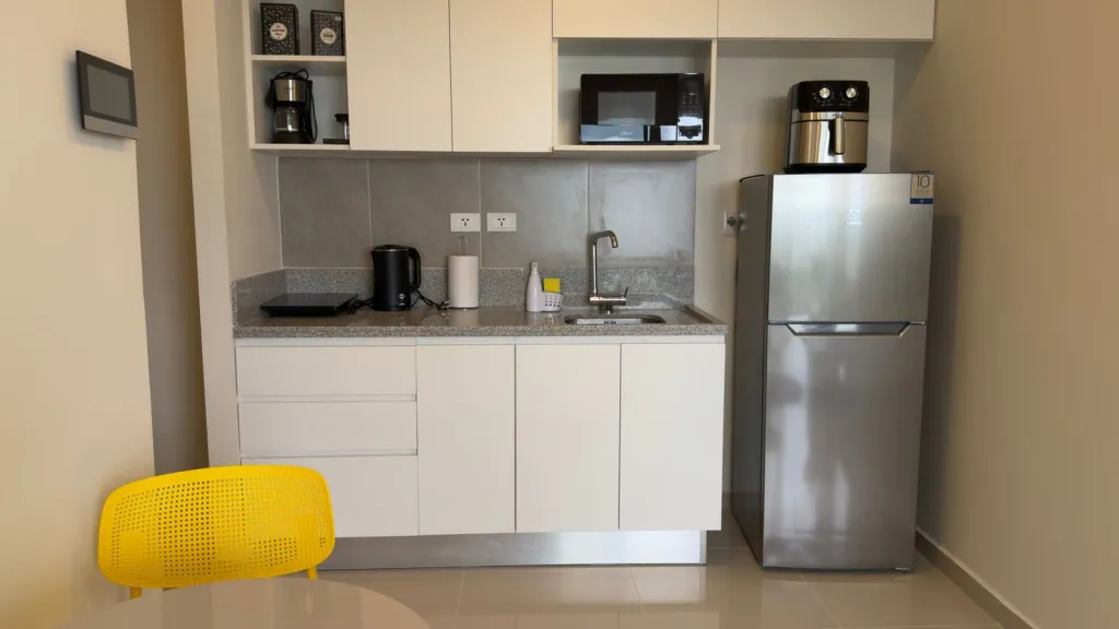 VENDO MONOAMBIENTE AMOBLADO Y EQUIPADO SOBRE AVDA. STA TERESA — foto 3
