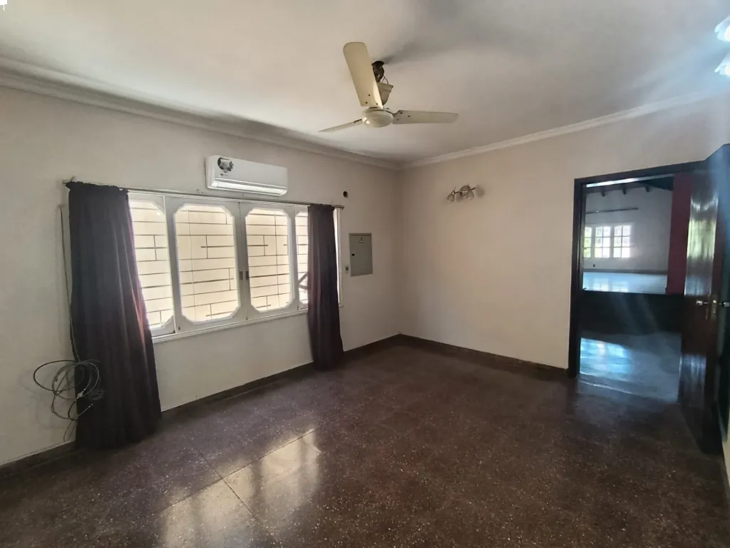 EN ALQUILER! Amplia residencia de dos plantas — foto 2
