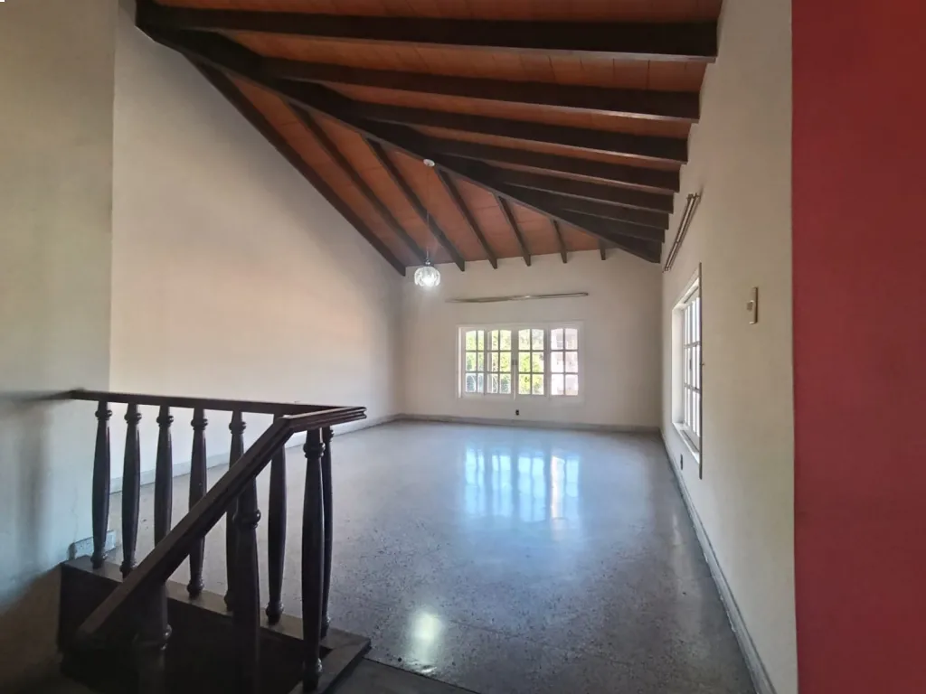 EN ALQUILER! Amplia residencia de dos plantas — foto 3