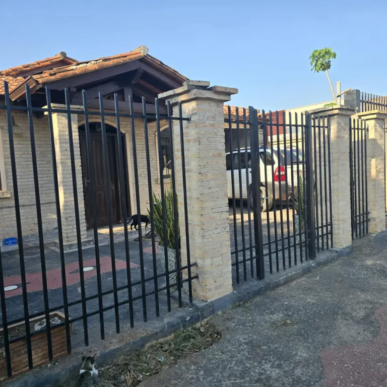 VENDO CASA DE 3 DORMITORIOS Y AMPLIO TERRENO EN MARIANO ROQUE ALONSO — foto 3
