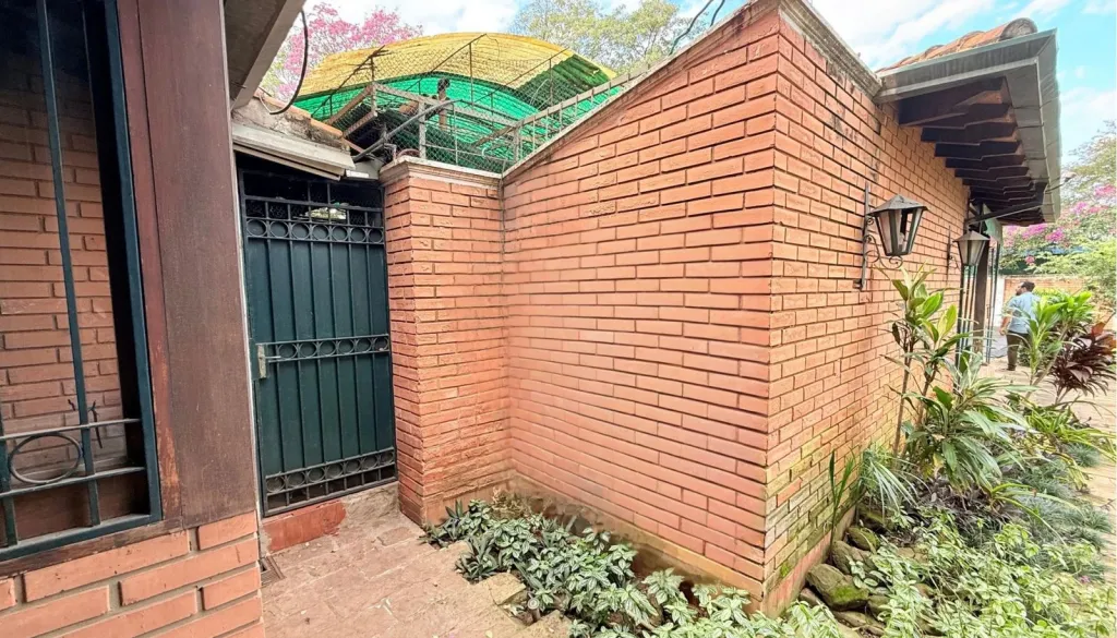 ALQUILO O VENDO CASA DE 4 DORMITORIOS PARA VIVIENDA U OFICINA SOBRE SACRAMENTO — foto 3