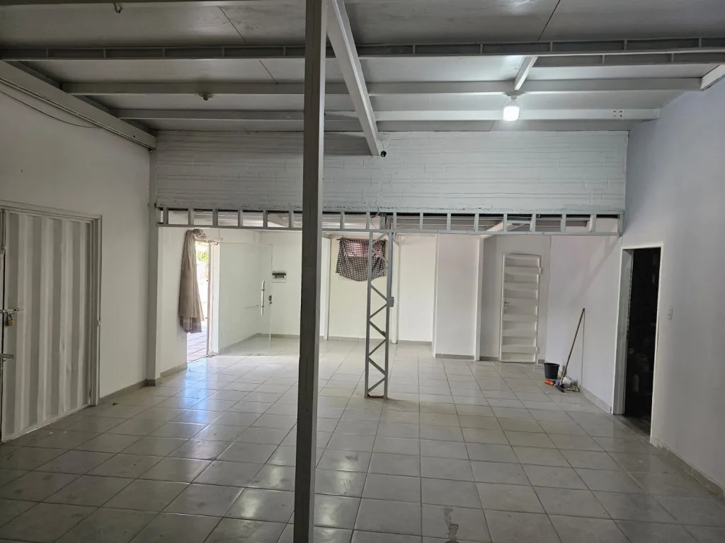 ALQUUILO DEPOSITO DE 500M2 CON SHOW ROOM EN LUQUE — foto 2