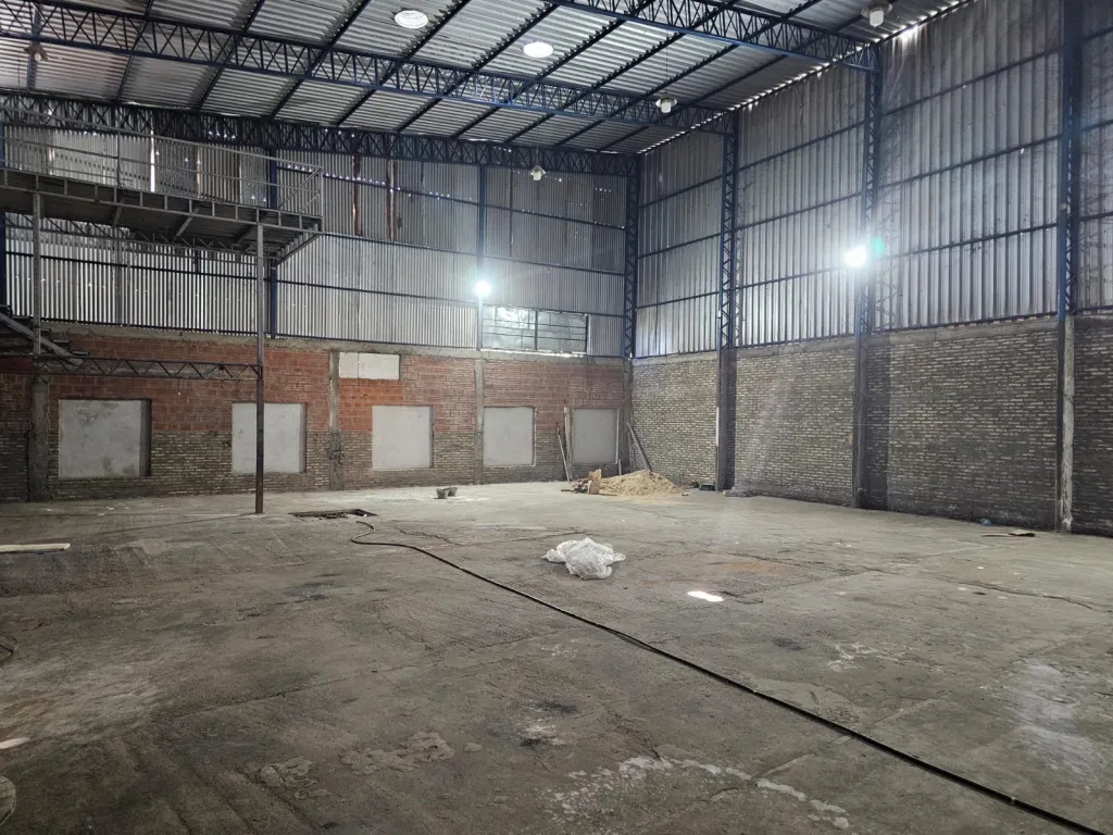 ALQUUILO DEPOSITO DE 500M2 CON SHOW ROOM EN LUQUE — foto 3